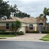 4 bdrm 2 bath 1 story with pool on lake