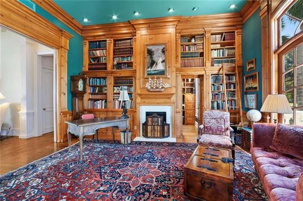 Beautiful Lakefront Florida Mansion